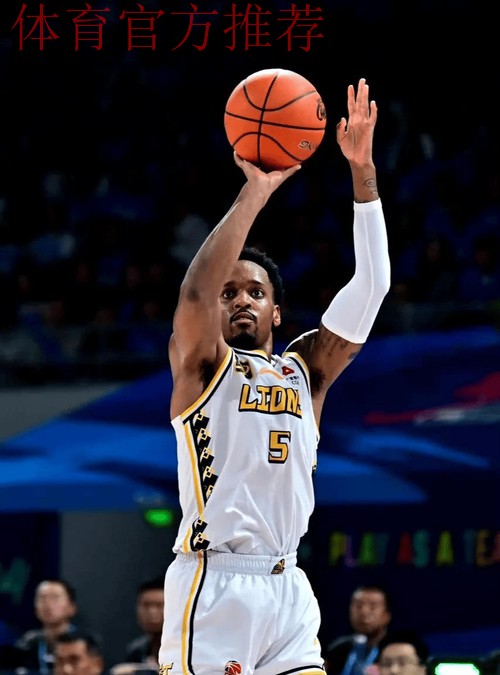 布朗抢断强起飞身上空篮不中,广厦仍落后14分 布朗抢断强起飞身上空篮不中,广厦仍落后14分