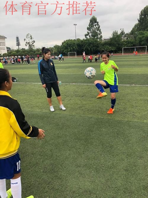 “不止于足球竞技”——女乙球队走进成都中小学校园 “不止于足球竞技”——女乙球队走进成都中小学校园